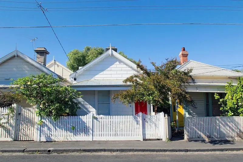 australian-cottages-with-white-picket-fence.jpeg